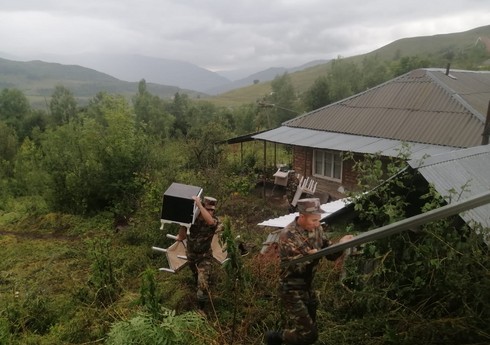 Жителей села Гойдан Исмаиллинского района эвакуирует МЧС