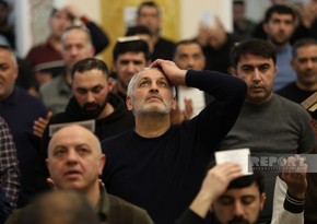Верующие в Баку выполняют религиозные обряды по случаю Ночи Ахья