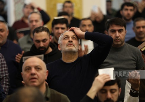 Верующие в Баку выполняют религиозные обряды по случаю 
