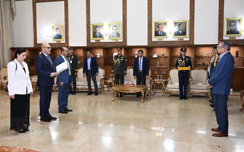 Azerbaijani ambassador presents his credentials to president of Bangladesh