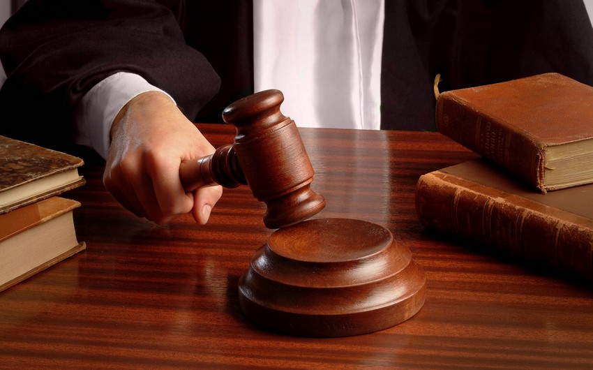 В Баку обвиняемая в мошенничестве супруга бизнесмена арестована в зале суда