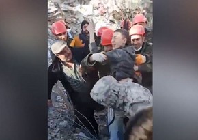 Опубликованы кадры спасения двух подростков из-под завалов в Турции - ВИДЕО
