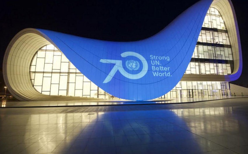 ​Здание Центра Гейдара Алиева освещено голубым цветом, являющимся символом ООН