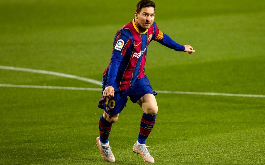 Lionel Messi 'offered unbeatable three-year contract by PSG