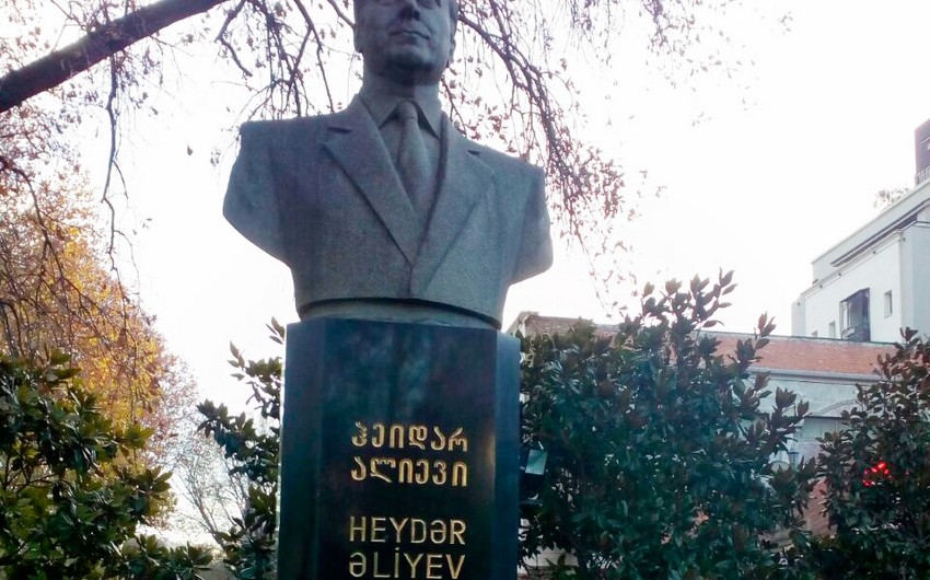 Georgia pays tribute to memory of nationwide leader Heydar Aliyev
