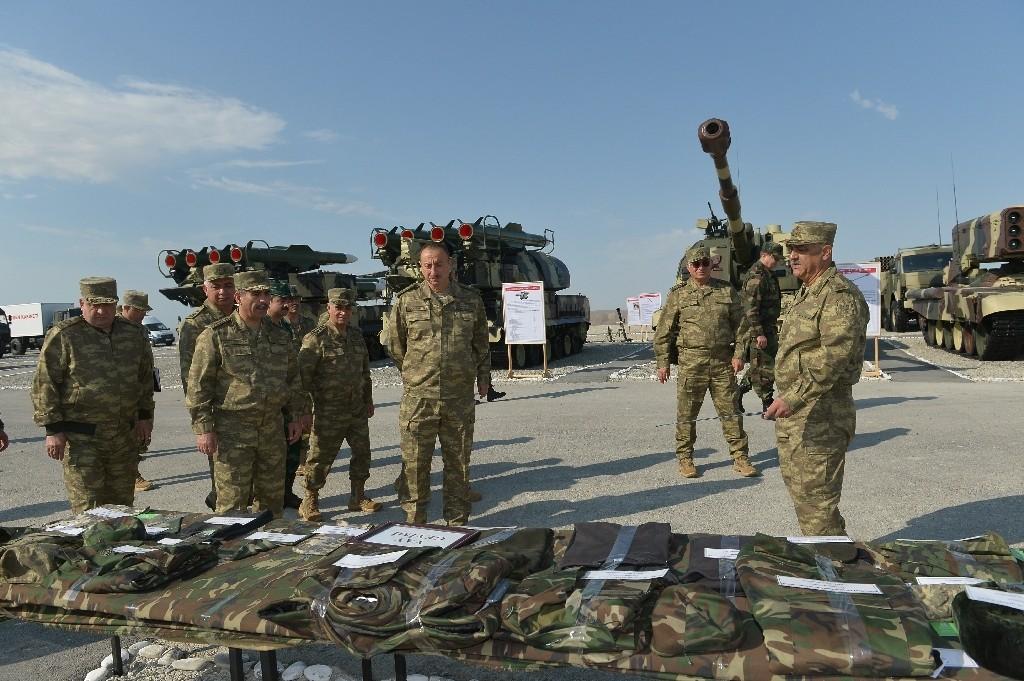 Prezident İlham Əliyev Azərbaycan Ordusunun silahlarının müasir nümunələri və hərbi qulluqçuların perspektivli təchizatı ilə tanış olur