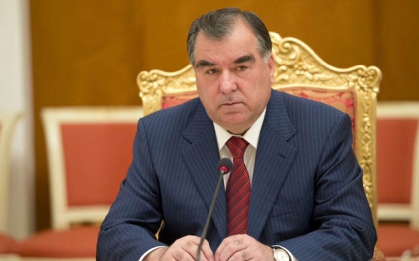 ​В Таджикистане одобрены поправки в конституцию, снимающие ограничение на избрание Рахмона