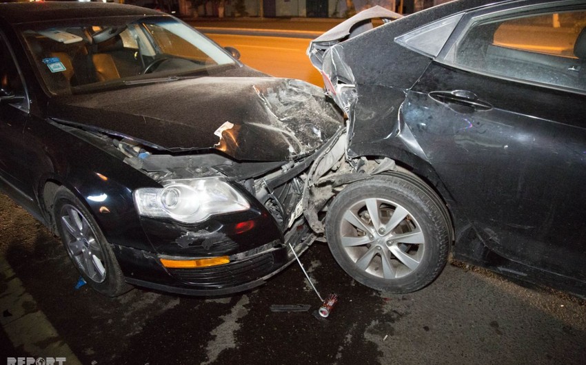 Уснувший за рулем пьяный водитель совершил аварию на Ясамале - ФОТО - ВИДЕО