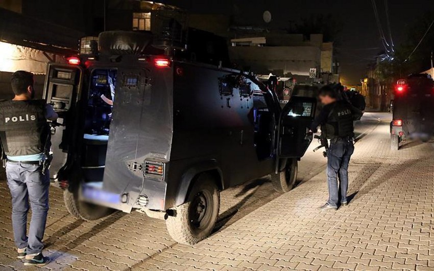 Ankarada polis avtomobilinə hücum edilib, 20 nəfər saxlanılıb