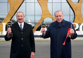 Лидерам Азербайджана и Турции вручили символические ключи от воздушных ворот Карабаха 
