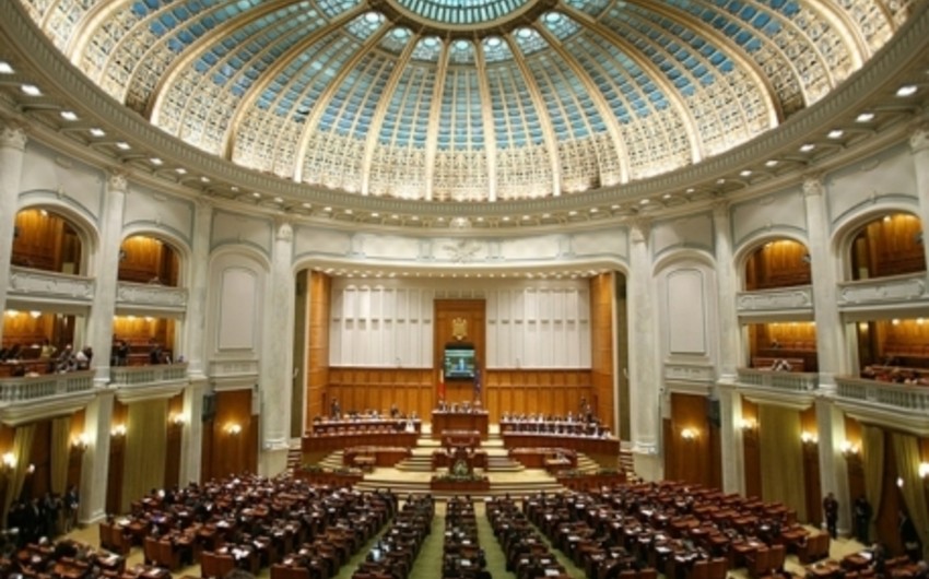 Парламент Румынии утвердил правительство Дачана Чолоша