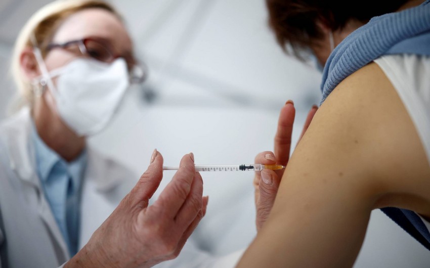 Прививка первой дозой вакцины против COVID-19 вдвое снижает риск его передачи
