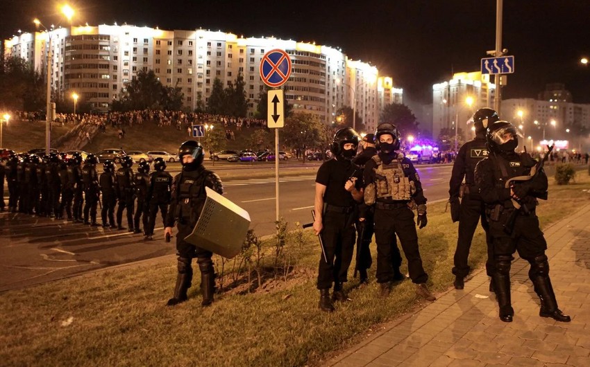 Belarusda polislər etirazçılara qarşı odlu silahdan atəş açıb