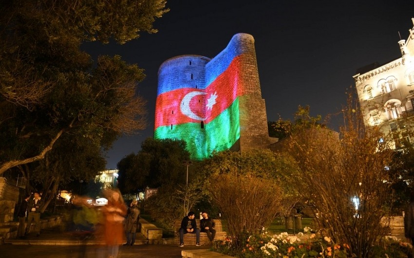 Bakının bəzi bina və abidələri Azərbaycan bayrağı ilə işıqlandırılıb - FOTO