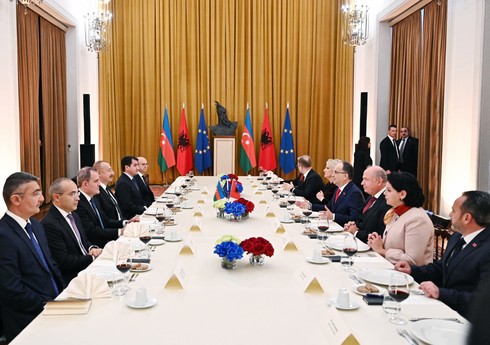 Президенты Азербайджана и Албании провели встречу в расширенном составе во время официального ланча