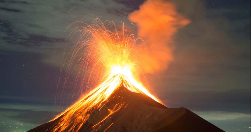 Число погибших при извержении вулкана в Индонезии возросло до 13 человек