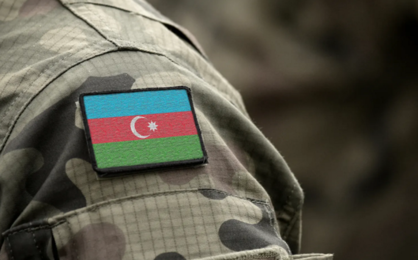 Azerbaijani Army's four personnel complete parachute jump training in Türkiye