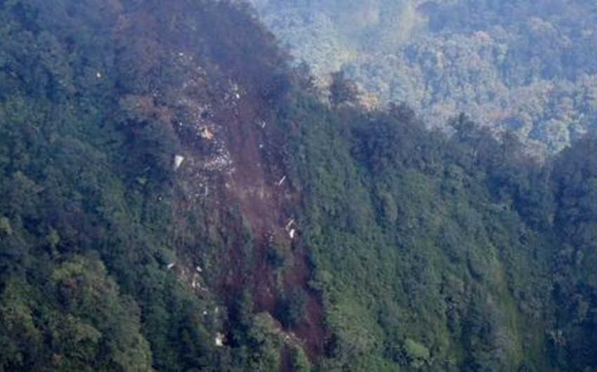 ​На месте крушения самолета в Индонезии обнаружено 38 тел