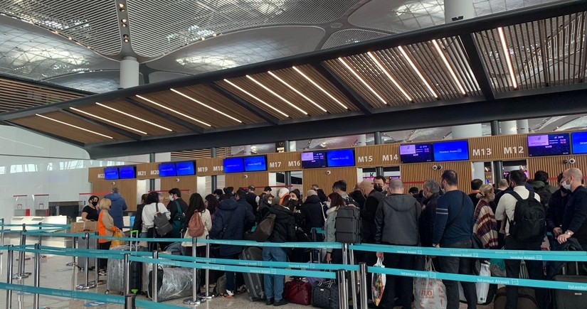 Istanbul airport resumes flights