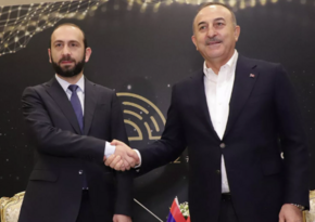 Главы МИД Турции и Армении начали переговоры тет-а-тет