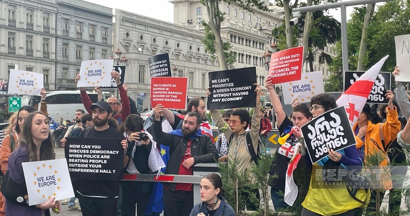 В Тбилиси протестующие собрались у гостиницы, где проходит ежегодная встреча АБР