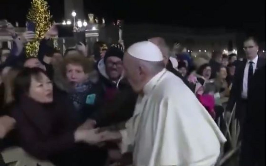 Папа римский ударил женщину на праздновании Нового года - ФОТО - ВИДЕО