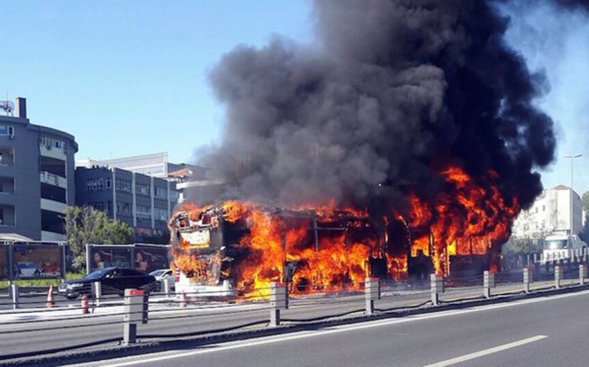 ​В центре Стамбула загорелся автобус - ВИДЕО