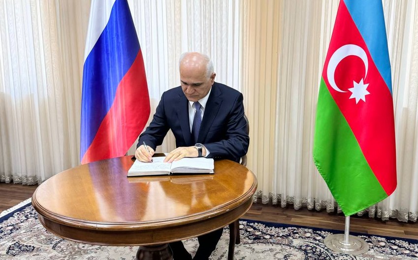 Шахин Мустафаев оставил запись в книге соболезнований в посольстве РФ в Баку