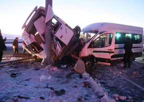 Türkiyənin şərqində mikroavtobusların toqquşması nəticəsində təxminən 30 nəfər xəsarət alıb