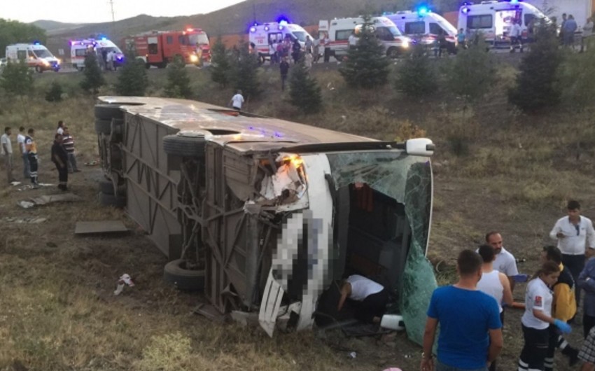 Türkiyədə sərnişin avtobusu qəzaya uğrayıb, 4 nəfər ölüb, 18 nəfər yaralanıb