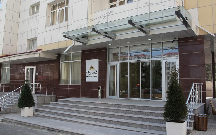 “Qafqaz Qabala City Hotel”in kassiri oteldən 15 min dollar oğurlayıb