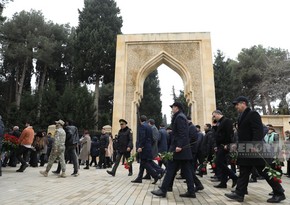 Azerbaijani people flocking to Alley of Honor to commemorate National Leader