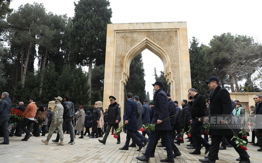 Azerbaijani people flocking to Alley of Honor to commemorate National Leader