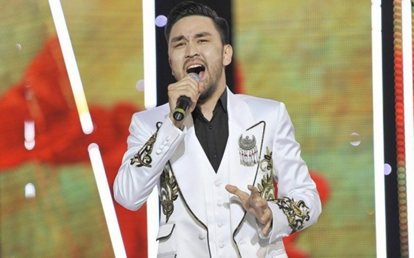  Казахстанский певец  исполнил известную песню Полада Бюльбюльоглу 