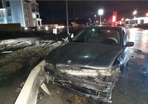 В Баку водитель тяжело пострадал в результате ДТП