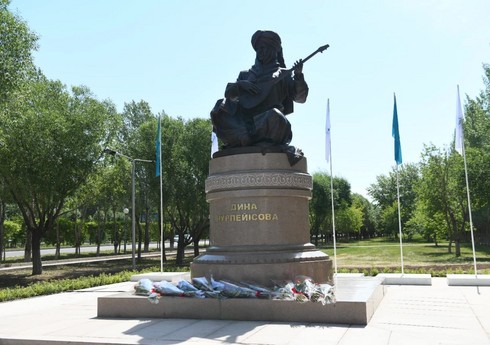 Памятник Дине Нурпеисовой торжественно открыли в Нур-Султане