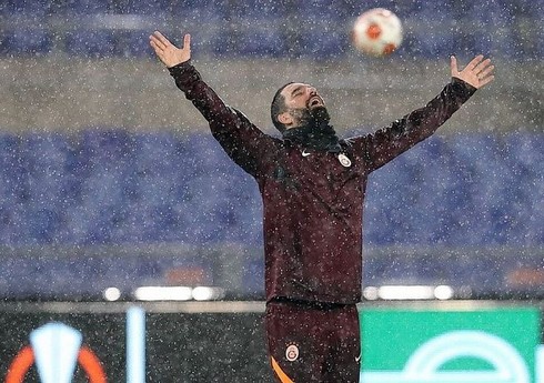 Бывший турецкий футболист «Барселоны» решил завершить карьеру