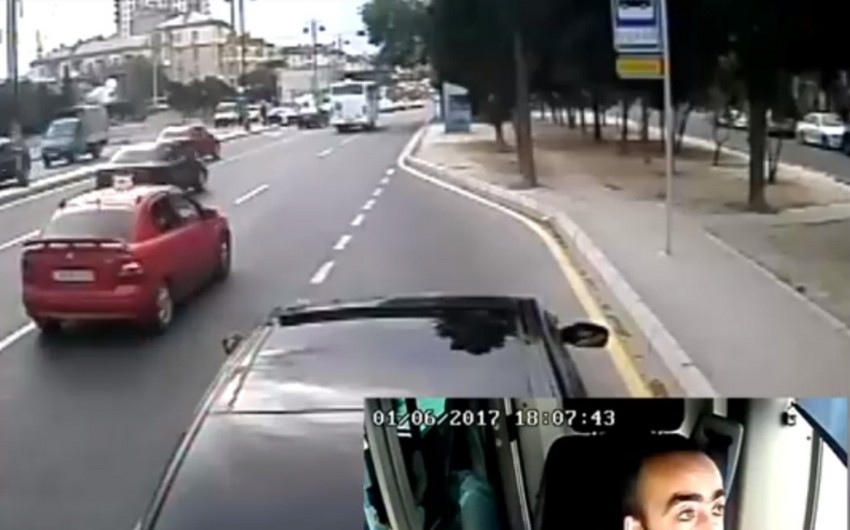 Avtomobil BakuBus avtobusunun qarşısını kəsib - VİDEO