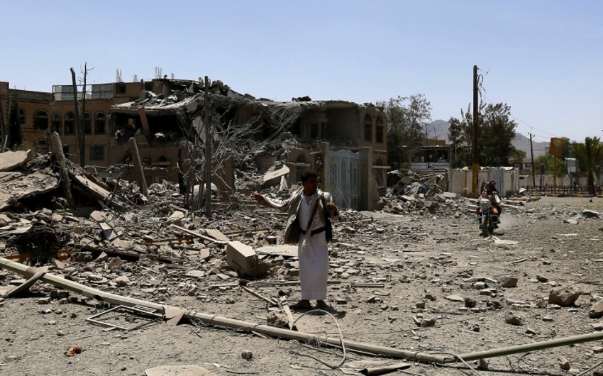 СМИ: В результате ударов аравийской коалиции по Сане ранен экс-министр обороны Йемена