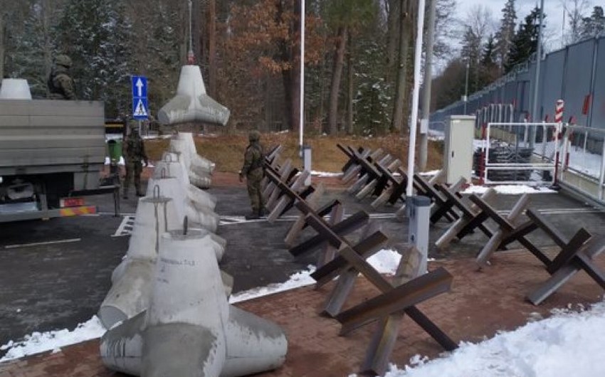 Польша начала укреплять границу с Беларусью противотанковыми ежами