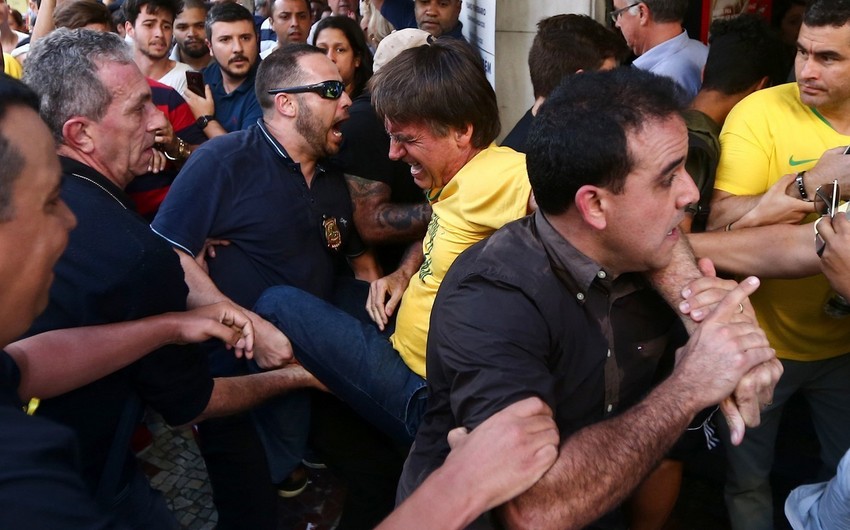 Кандидат в президенты Бразилии ударили ножом на митинге в его поддержку - ВИДЕО