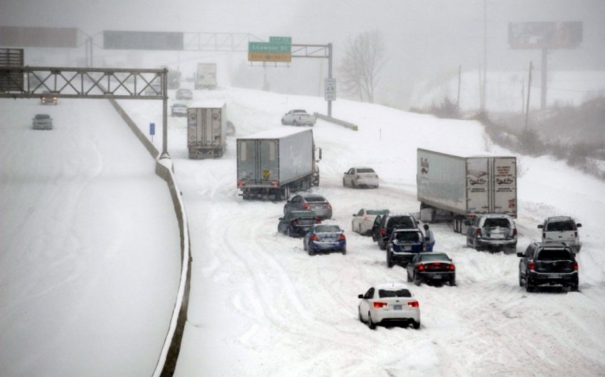 Движение по автостраде в районе литовско-польской границы парализовано из-за снега