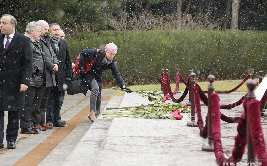 Вице-президент ПА ОБСЕ посетил Аллею почетного захоронения и Аллею шехидов