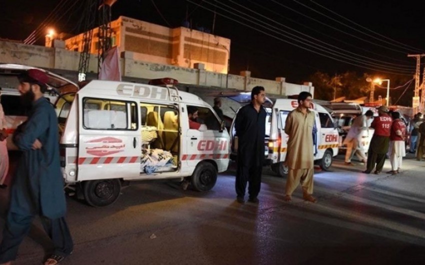 Pakistanda avtobus neft daşıyan maşınla toqquşub, 14 nəfər ölüb