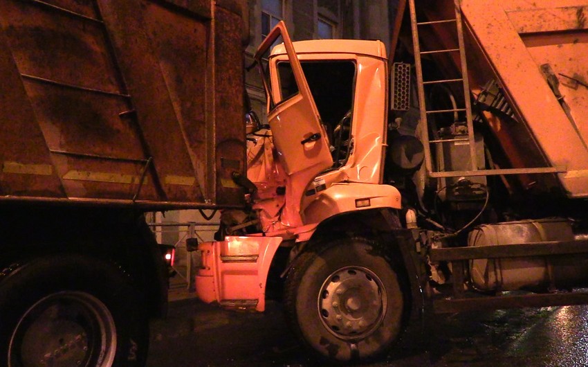 В Баку столкнулись два грузовых автомобиля, есть пострадавшие