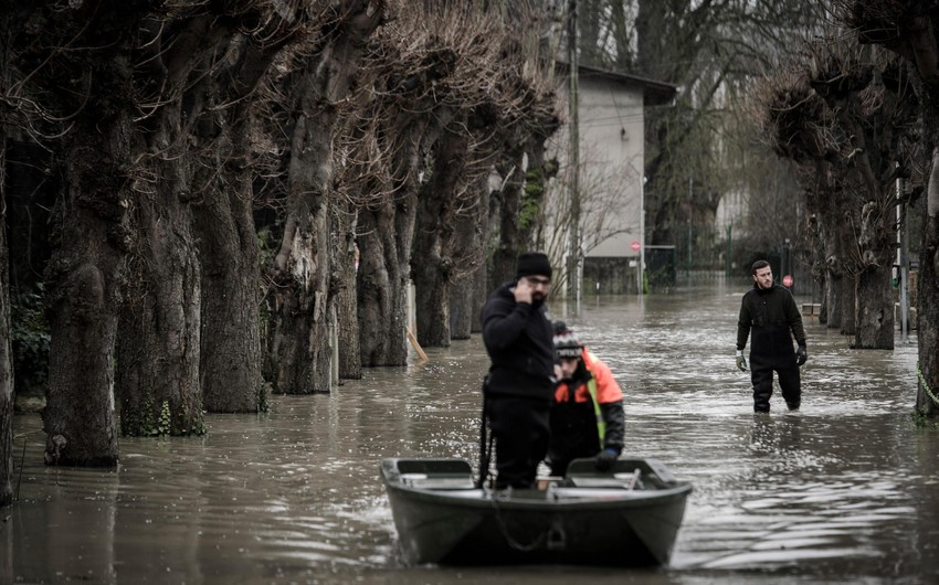 Parisdə Sena çayında suyun səviyyəsi maksimuma çatıb