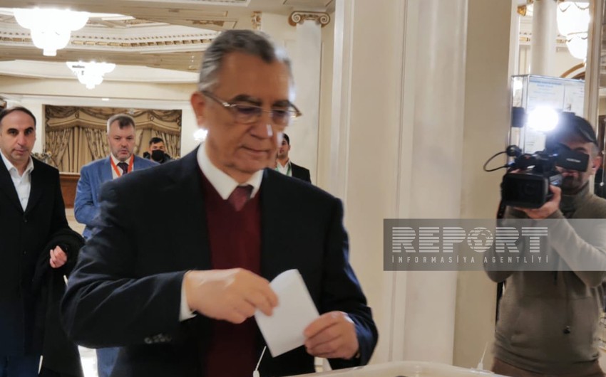 Глава ИВ Баку проголосовал на внеочередных президентских выборах