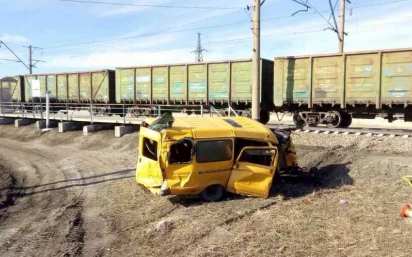 В Баку грузовой автомобиль столкнулся с поездом