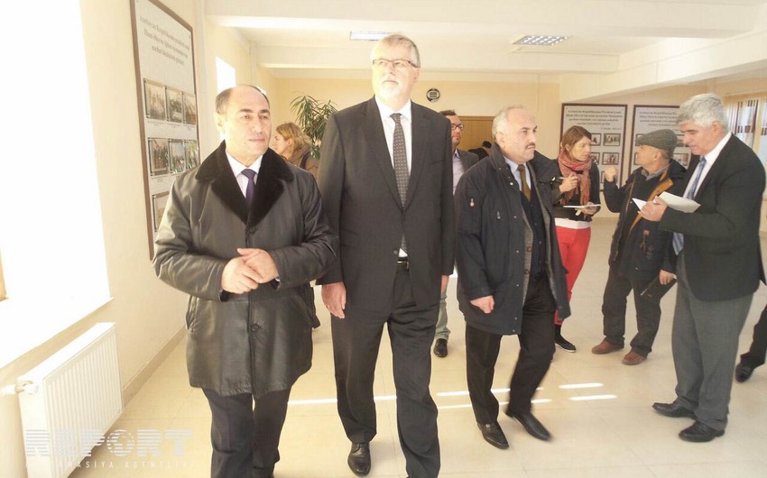 Спецпредставитель ЕС побывал в городке для вынужденных переселенцев в Барде