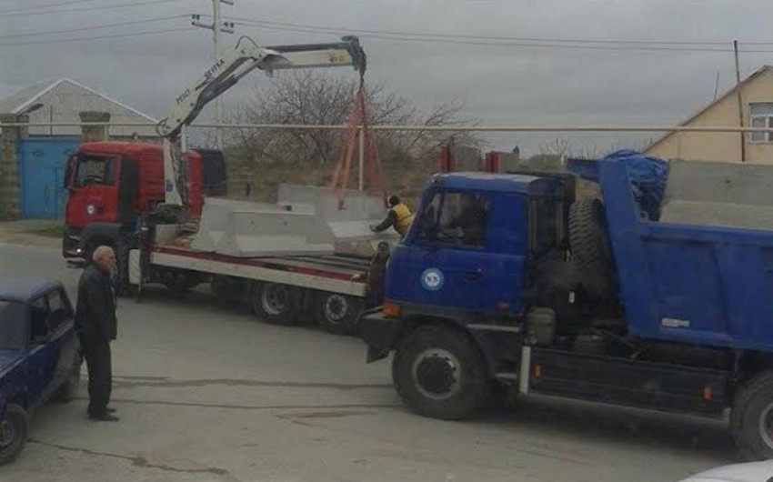 ​На въезде в Нардаран укладывают бетонные плиты - ФОТО